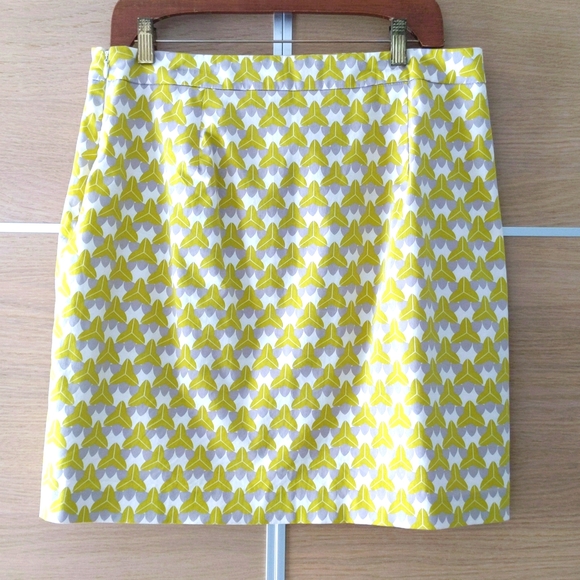 Banana Republic skirt, size 10, geometric pattern - Picture 2 of 6
